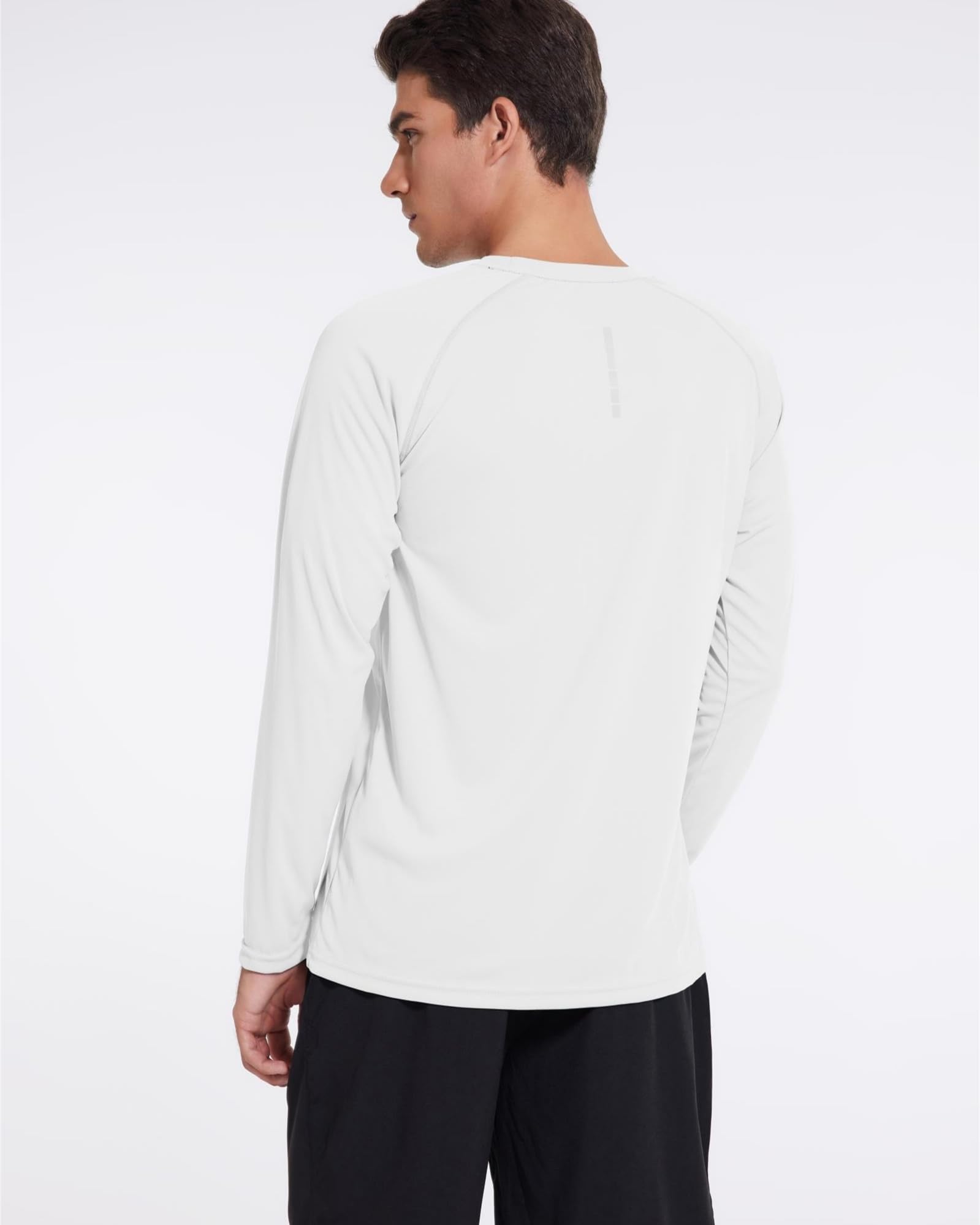 Le rashguard DEHORU offre une protection UV UPF 50+ et un séchage rapide pour vos activités nautiques.