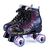 ❤ 【Belles roues en PU lumineuses】 Les patins à roulettes sont équipés de patins à quatre roues robustes, fabriqués à partir de matériaux en cuir PU durables, qui peuvent fournir des performances de patinage sûres et fiables. Les roues brillantes vous rendent plus cool dans le patinage.