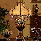 Lavorazione di qualità: realizzata con materiali durevoli, questa lampada da tavolo presenta lo stile tradizionale europeo con intricati dettagli di perline e un paralume in tessuto antico.