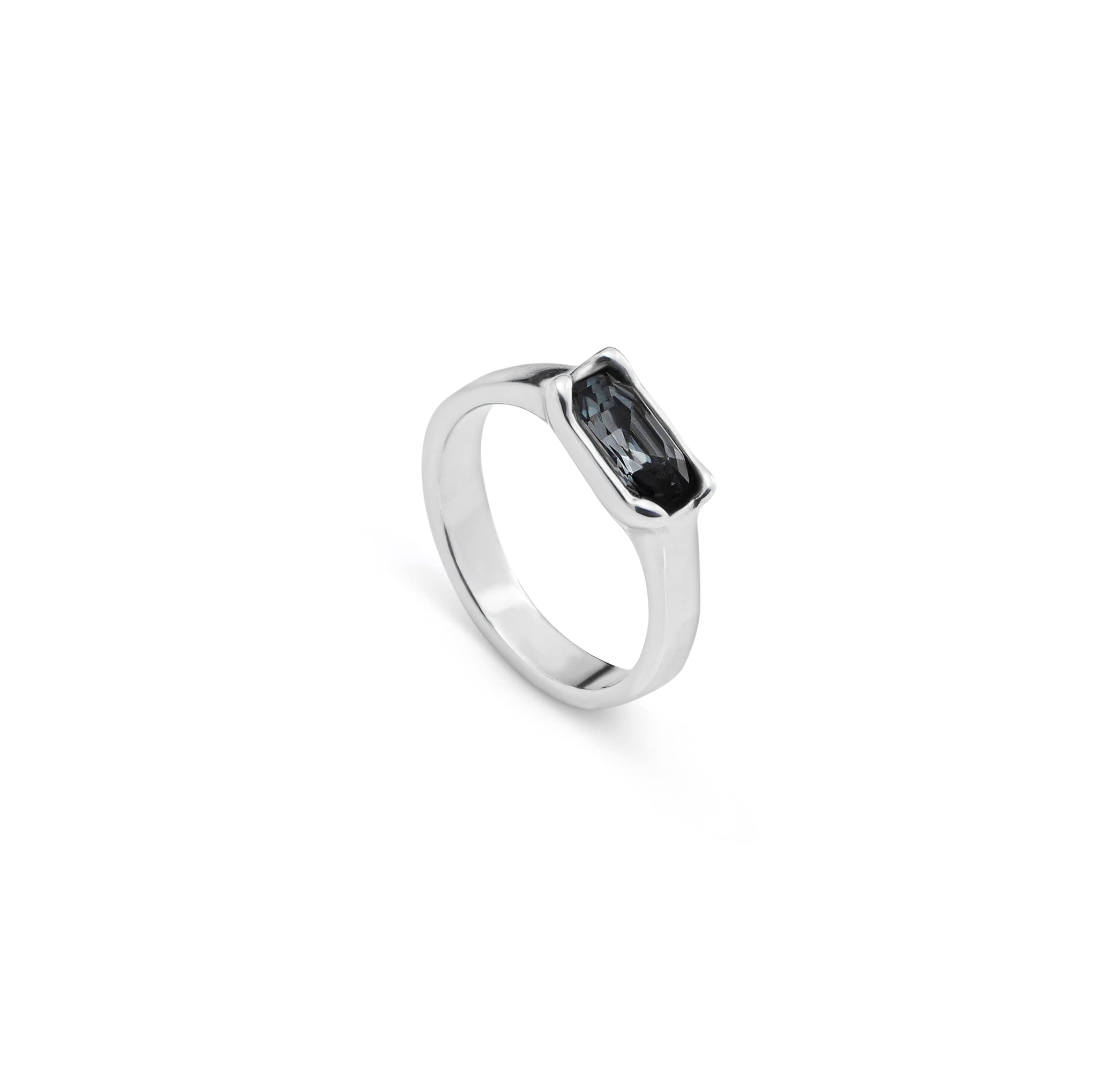 Anillo en aleación de metales con cristal facetado y bañado en plata de ley
