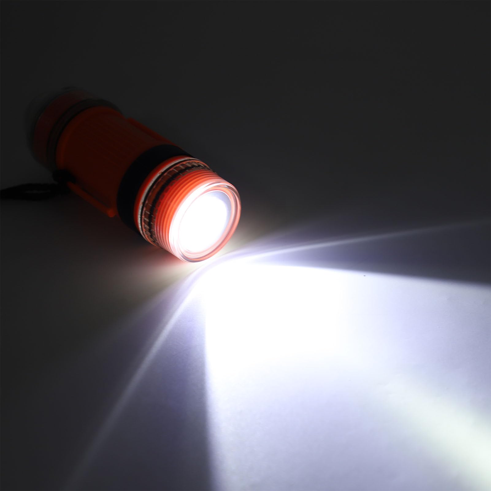 Dive Strobe Light High Brightness LED zasilana bateriami latarka sygnałowa do podwodnej przygody, tworzywo ABS, 150 g, 60 m, 3 x baterie AA (pomarańczowa)