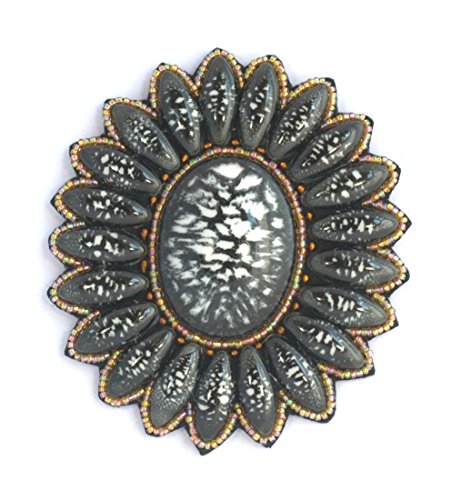Broche porcelaine noire et perles de verre : l'élégance artisanale d'un bijou ovale
