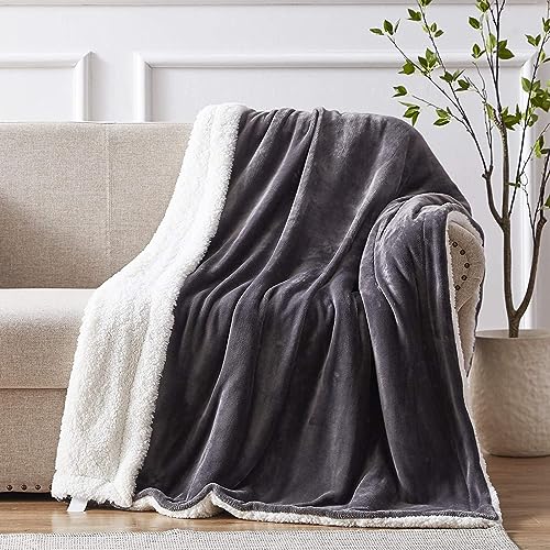 GREATOYAR Manta de Franela y Borreguillo para Cama Sofá, Manta Borreguillo de Premium Microfiber Polyester, Manta Reversible, Suave Cómoda, Cálida Esponjosa, Invierno y Otoño, Gris Oscuro,220X240cm