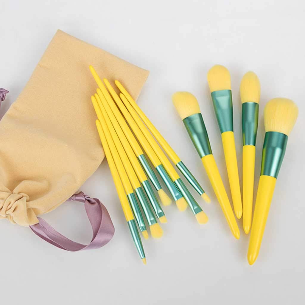 Brosse maquillage blanc et argent avec virole robuste pour application précise du fond de teint