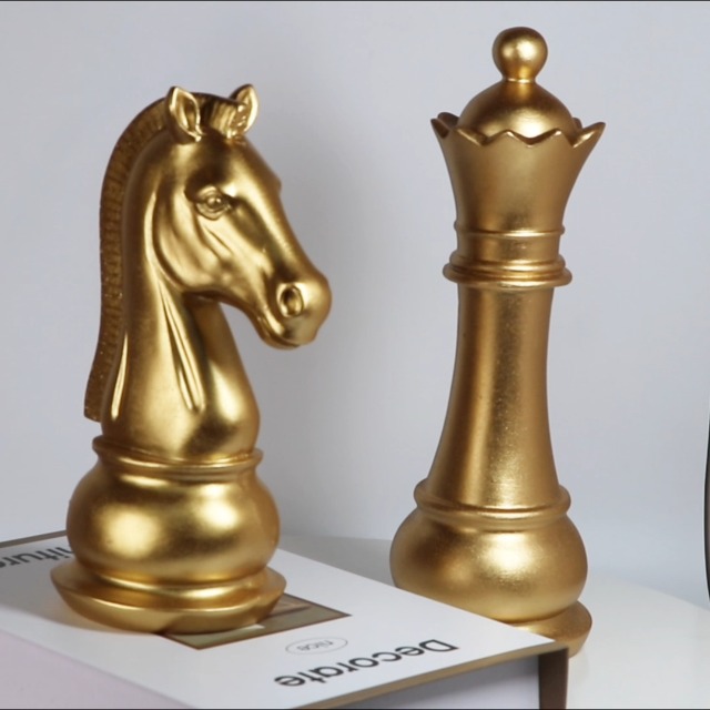Estatua de ajedrez de resina dorada elegante miniatura 7