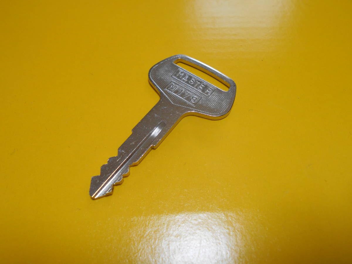 Amazon.co.jp: M178素材使用 コマツ マスターキー (合鍵) No