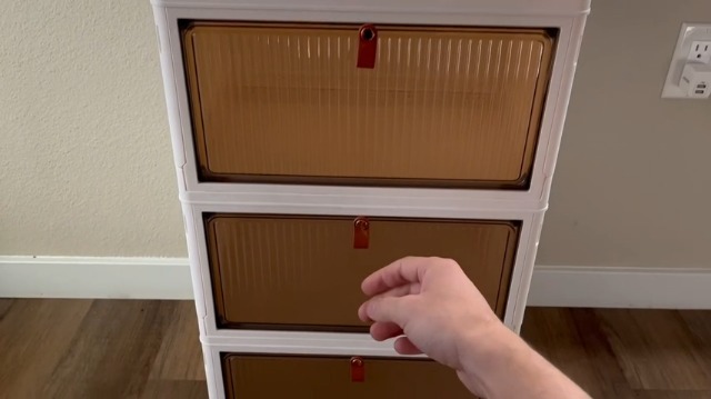 66QT Stapelbare Aufbewahrungsbox Mit Deckel – 4 Etagen, 65x36x133 Cm, Mit Rädern & Magnetischer Tür