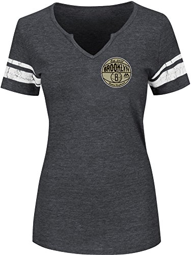 Camiseta NBA Never Defeated de mujer ideal para looks urbanos diarios