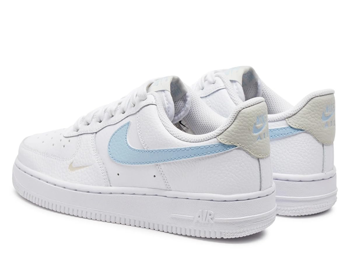 NIKE Damen Air Force 1 '07 Womens Lifestyle Shoes (White/Light Bone/Light Armoury Blue) Sneaker