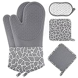 🔥 【 VIELSEITIGES KOCHSET】 Kochhandschuhe sind einfach zu bedienen und können beim Kochen und Backen pizza in der Küche verwendet werden. Backofenhandschuhe hitzebeständig ist 33x18 cm, sowohl für männliche als auch für weibliche Hände. Topflappen grau ist 18x18cm, ideal für Heißpfannenhalter, Glasöffner, Untersetzer, Löffelablage ct ekt. Spülschwamm ist 16.5x10cm, ideal zum Reinigen von Küchenutensilien.