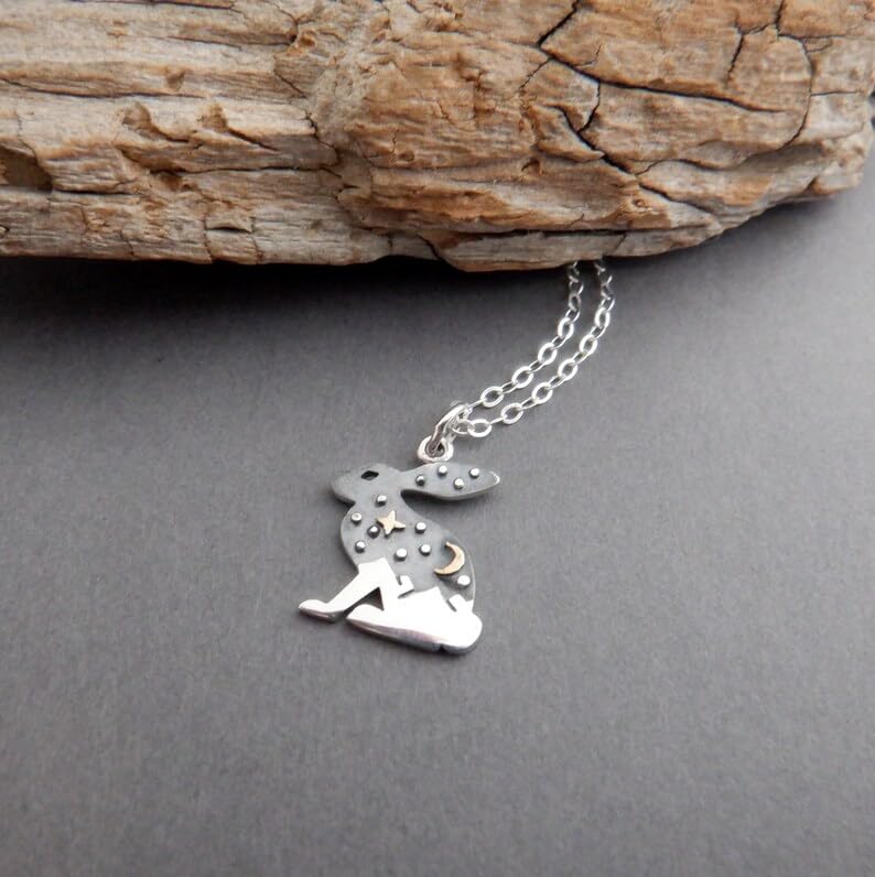 Collier chaîne de montagnes et lapin pour un style bohème mystique