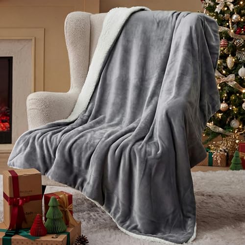 BEDSURE Kuscheldecke - Warm Sherpa Wolldecke & Sofadecke, Flauschig Sofaüberwurf Decke, Dicke Couchdecke, Geschenke für Frauen, Flauschige Wohndecke, Grau, 150x200 cm, XL – Bild 3