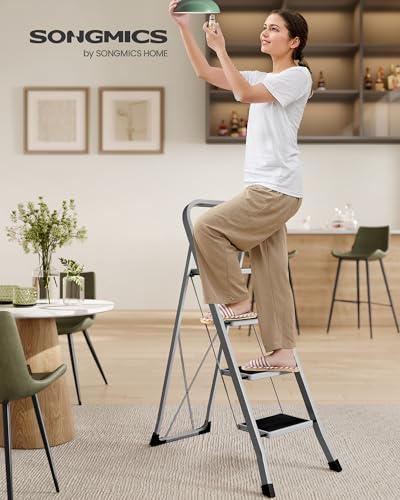 SONGMICS Trittleiter, Leiter mit 4 Stufen, Klapptritt, Klappsicherung, einfach zu verstauen, bis 150 kg belastbar, Taubengrau GSL004G01