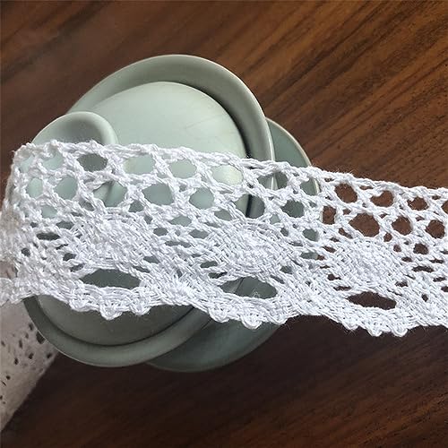 【Materiale di alta qualità】Utilizziamo poliestere di alta qualità e adottiamo una tecnologia di lavorazione a maglia avanzata per garantire che il nostro pizzo abbia linee chiare e delicate, senza sbavature. La sua consistenza morbida e confortevole ti regalerà una sensazione piacevole al tatto. Inoltre, è un tessuto spesso, resistente allo strappo e durevole, garantendo che il tuo abbellimento in pizzo duri nel tempo.