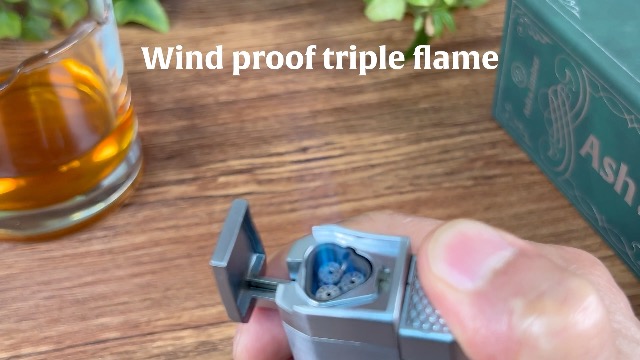 Encendedor triple llama con cortador y recargable de Ash & Ember miniatura 7