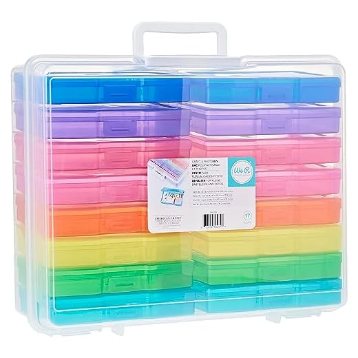 We R Memory Keepers 660269 - Contenedor de Almacenamiento con 16 Mini Estuches Codificados Por Colores para Almacenar Fotos, Adornos, Cintas, 15" X 12" Con 16 Cajas