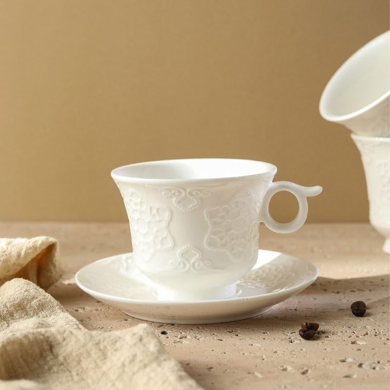 Porcelanowy kubek do kawy ze spodkiem, Światło Zestaw filiżanek i spodków do kawy z europejską płaskorzeźbą, popołudniowej herbaty, biały 12,5 x 8,7 cm