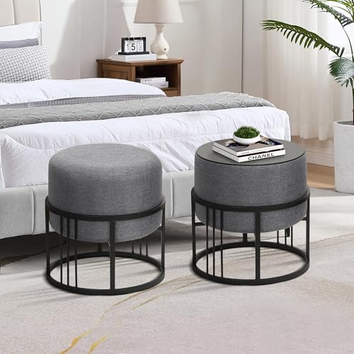 Impilabili ✔ I due pouf possono essere impilati uno sull’altro, raggiungendo un’altezza complessiva di 63 cm. Questo consente di risparmiare spazio quando non si utilizzano entrambi i pouf, oppure di usarli impilati come un pratico tavolino più alto. Anche impilati mantengono un aspetto decorativo ordinato e moderno.