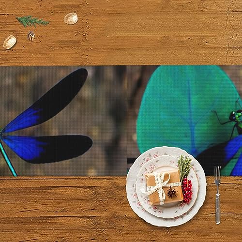 Chemin de table de Noël noir et bleu à pompons pour sublimer vos repas de fêtes