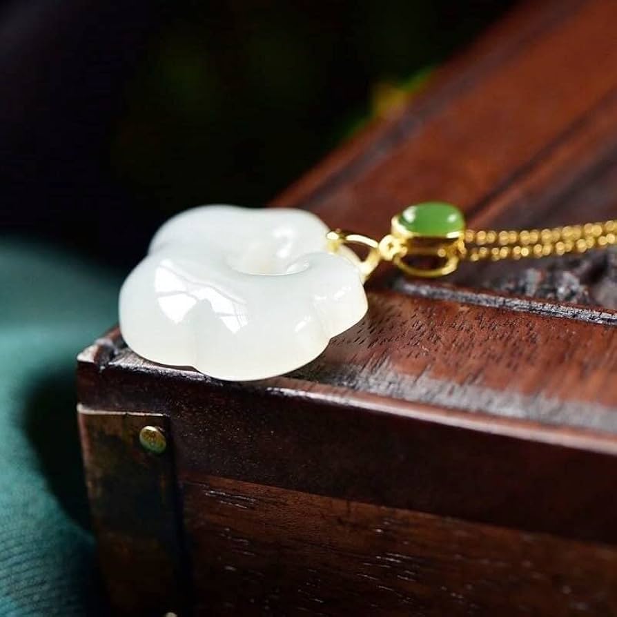 Amazon.co.jp: 天然翡翠ペンダントネックレス彫刻幸運のお守り、天然