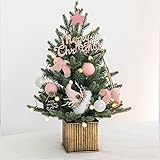 MATERIAL ECOLÓGICO: El encantador árbol de Navidad de mesa está hecho de PVC + espuma densa, que es muy duradera y no se desvanece. Una base de plástico resistente proporciona un mayor soporte para el árbol y evita que la base se rompa. La altura de 20 pulgadas es el tamaño perfecto para la decoración. para que no te ocupe demasiado espacio