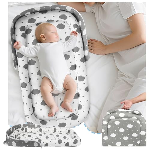 Babyliege, faltbares Babynestkissen mit weicher Memory-Schaum-Matte, Bezug mit bezauberndem Muster, verwandelt sich in Rucksack für einfache Reisen, 0-12 Monate Niedliches Wolkenmotiv