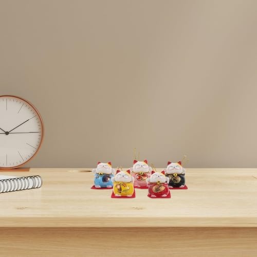 Miniatura 7 de BESTOYARD 10 piezas de mini adornos de gato Maneki Neko – 1.77 pulgadas Feng Shui lindas figuras de gato para decoración de coche, hogar y oficina