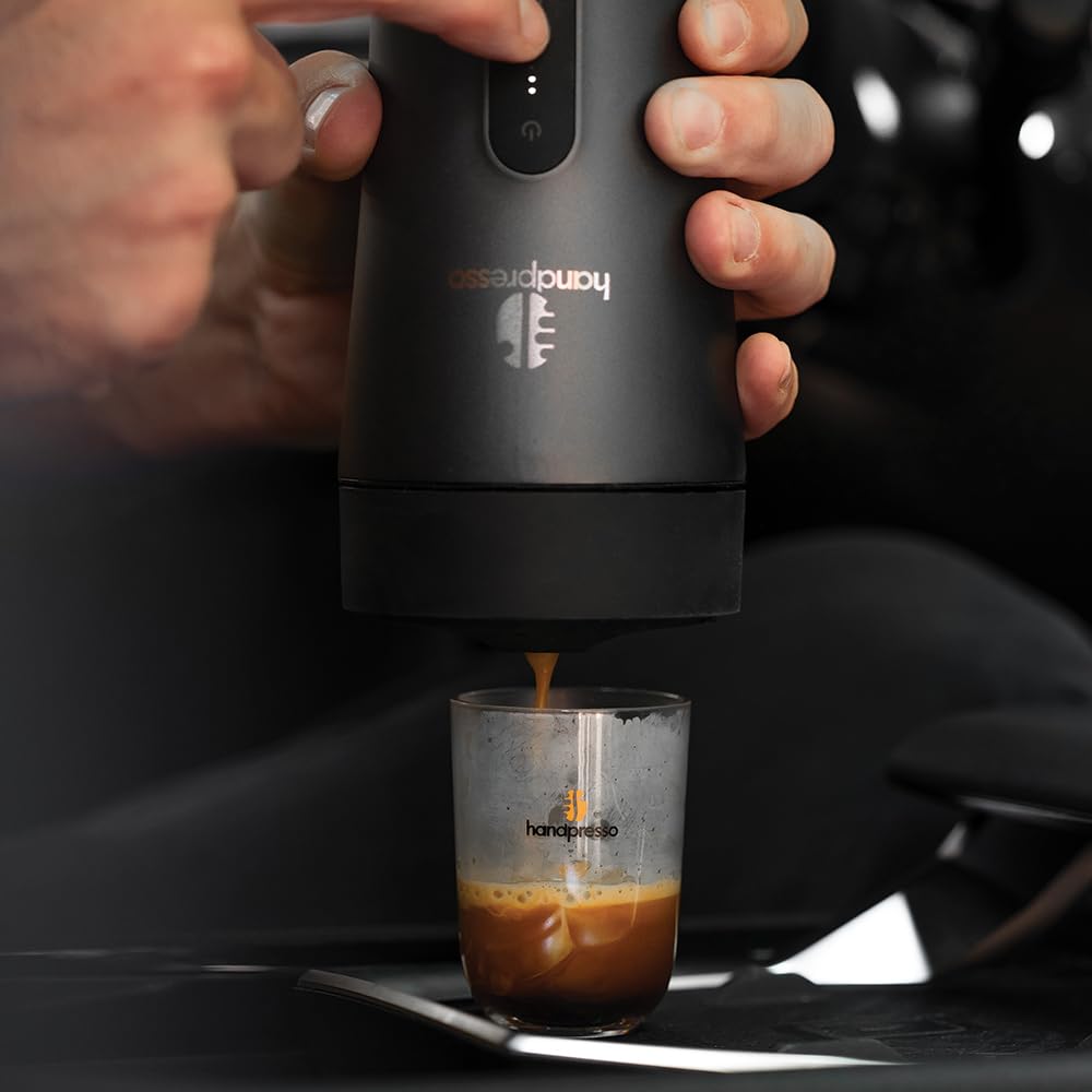 Handpresso Auto Set | Premium Reisekaffeemaschine mit Akku – USB-C | für Auto, Van und Camping | tragbare Kaffeemaschine für unterwegs | für Espressokapseln & nachfüllbare Kapseln | Espresso & Lungo