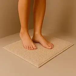 Tapete de Banheiro Microfibra Macarrão Bolinha Popcorn 40x60cm — Antiderrapante, Super Macio, Absorvente, Lavável, Secagem Rápida (Areia)