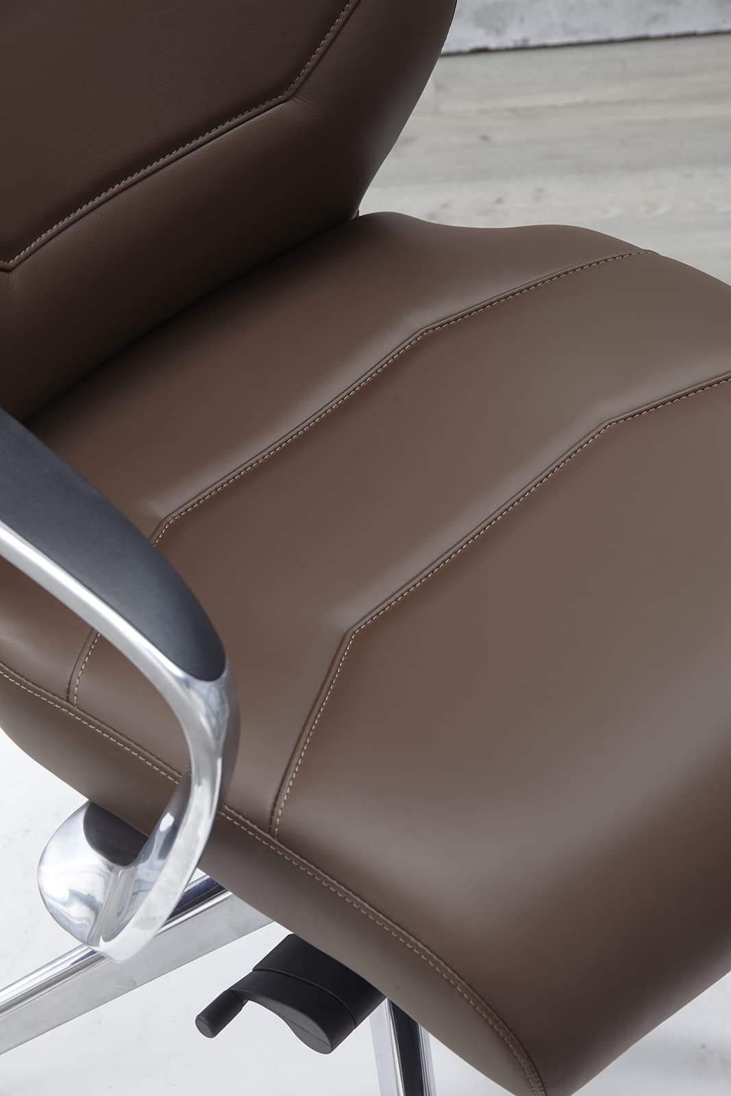 Silla de oficina de piel auténtica con respaldo alto, base giratoria de aluminio, mecanismo reclinable ergonómico, piel auténtica, color marrón oscuro