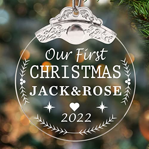 Ornements Personnalisés pour Arbre De Noël, Décor D'ornement en Verre Gravé avec Nom Personnalisé, Ornement De Noël 2022, Notre Premier Cadeau De Décoration De Noël pour Les Jeunes Mariés Cover