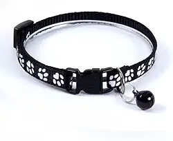 Coleira para Gato com Estampa de Patinhas, Preta com Branco, com Guizo