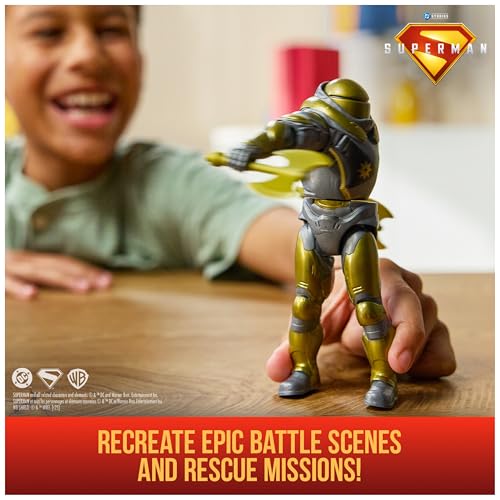 DC Comics, Superman, Linterna Verde, Figura de acción Epic Strike, 15 cm, Estilo como el de la película, Incluye 2 Accesorios, Juguetes para niños y niñas a Partir de 4 años