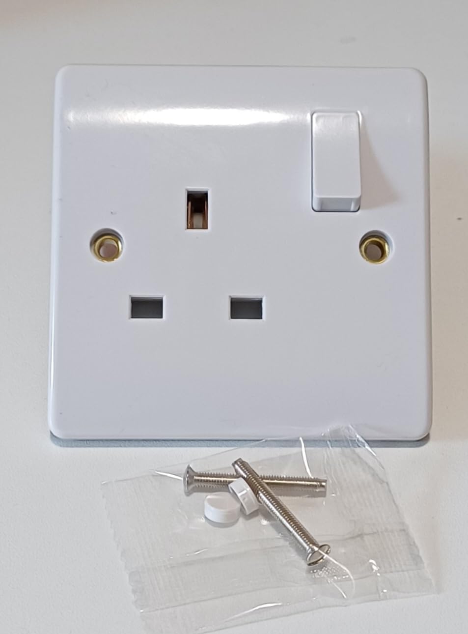 SINGLE SOCKET AND 25mm PATTRESS BACK BOX, 1 GANG CURVED EDGE, WHITE, STYLISH AND ROBUST, DOUBLE POLE (1) - Image 4