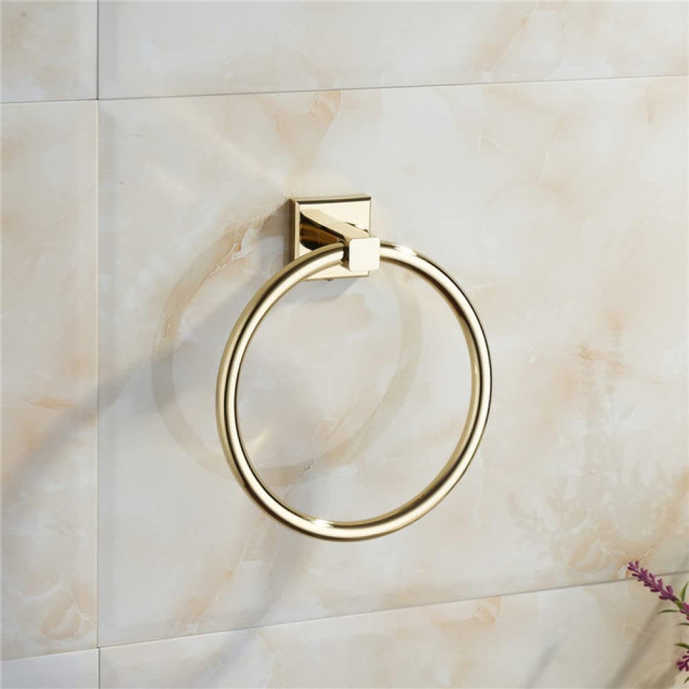 Porte-serviette doré suspendu pour créer une décoration de bain chaleureuse