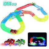 🚓 [LED Auto Track Set]: Das Schienenfahrzeug für Kinder ist sehr schön für ein Geschenk. 240 Stück Schienenfahrzeuge, 2 Autos LEDs (erfordert 2AA, nicht im Lieferumfang enthalten). Sie bestehen aus flexiblem und ungiftigem Material. Ihre Kinder werden das Spielzeug lieben.