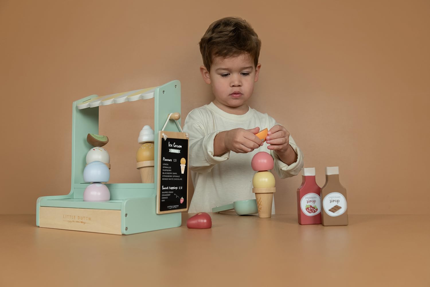 Little Dutch Eisstand Eisdiele aus Holz mit EIS, Eishörnchen und Toppings 18-teilig Set