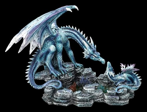 Figuren Shop GmbH Figura de dragón azul con cachorro en roca de cristal – Decoración de fantasía pintada a mano (18,5 cm) – Colección Tales of Aurelion – Idea de regalo para los fans de dragones y