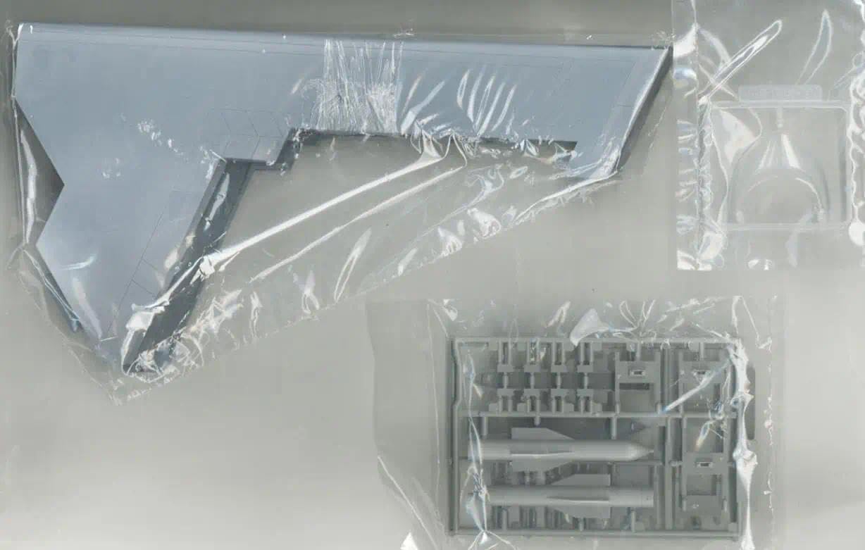 Model UA72206 1/72 Scale USAF B-2A Spirit Stealth Bomber w/MOP GBU-57 Model Kit