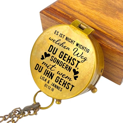 Personalisierter Kompass mit Gravur Wunschmotiv Liebe und Wunschtext Name Diverse Designs Messing Ledertasche Geschenkbox Geschenkidee (Vintage Optik) Personalisierter Kompass mit Gravur Wunschmotiv Liebe und Wunschtext Name Diverse Designs Messing Ledertasche Geschenkbox Geschenkidee (Vintage Optik)