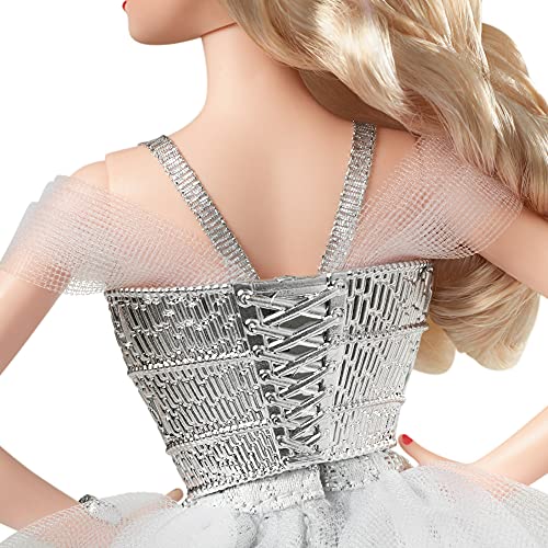 Barbie GXL21 - Barbie Signature 2021 Holiday Puppe (30 cm, blondes gewelltes Haar) im silbernen Kleid mit Puppenständer und Echtheitszertifikat, ab 6 Jahren – Bild 8
