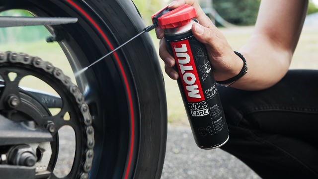 Motul Kettenpflege Set Für Offroad-Motorräder – Mit Reiniger, Schmiermittel & Bürste | Komplett-Set