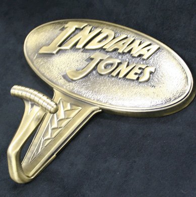 インディ・ジョーンズ　メタル製ロゴ入り壁掛けフック　稀少 Amazon.co.jp: インディ・ジョーンズ メタル製ロゴ入り壁掛けフック