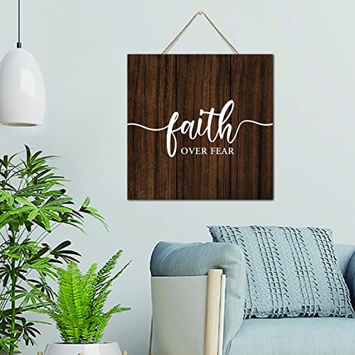 Idée cadeau déco avec cette plaque murale en bois Faith over Fear