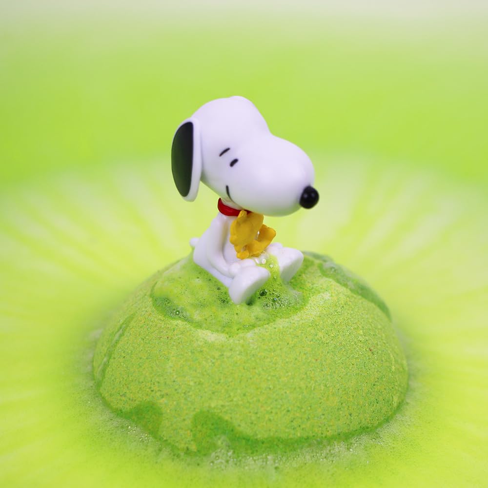 ZIMPLI Grande Bombe de Bain Surprise Peanuts, 1 des 6 figurines Snoopy à collectionner, Une surprise par Baff Bomb, Petit Cadeau à Petit Prix, Figurines de Collection, Cadeaux pour Sacs de Fête
