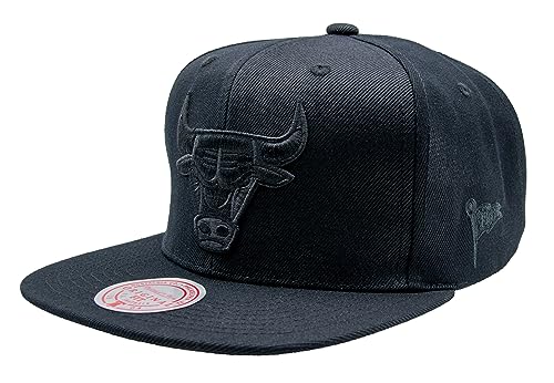 Mitchell & Ness Black on Black Snapback - Chicago Bulls, Schwarz