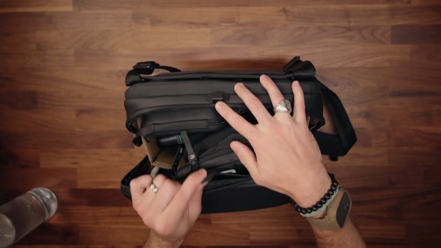 Amazon.com : NOMATIC McKinnon Camera Messenger 13L: Versatile