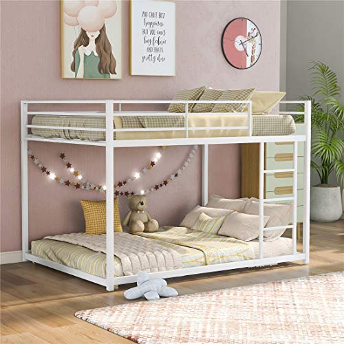 Literas bajas con escalera, marco de metal resistente con rieles de seguridad, literas modernas para dormitorio, dormitorio, niños, niñas, adultos (matrimonial sobre matrimonial, negro) (blanco