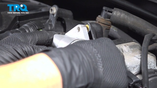 Watch How to Replace Idle Air Control Valve 2000-2007 Ford Taurus 3.0L ...