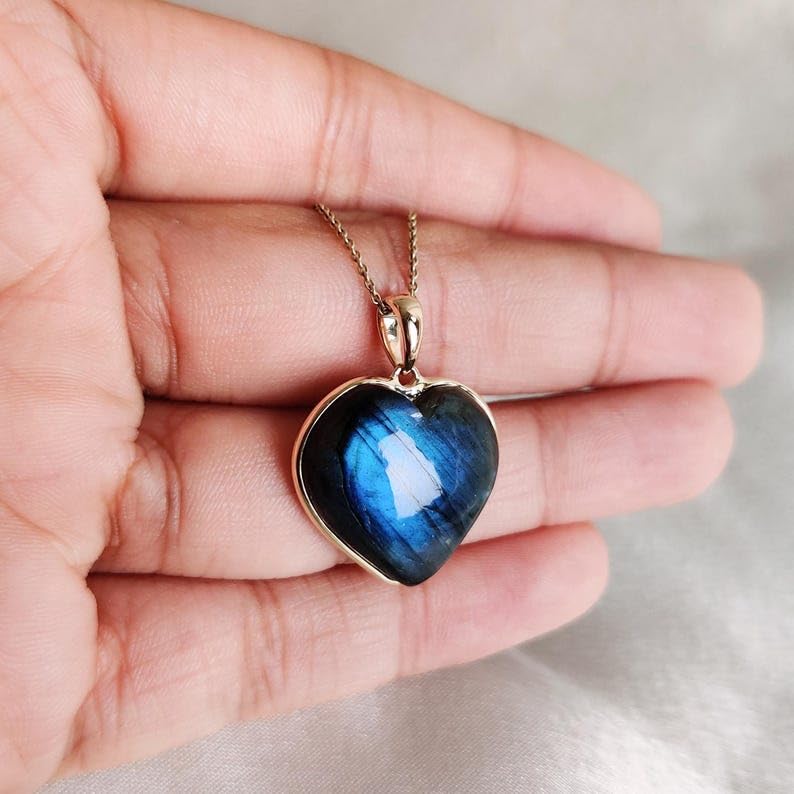 Collier cœur en labradorite bleue et argent 925 avec chaîne câble de 45 cm